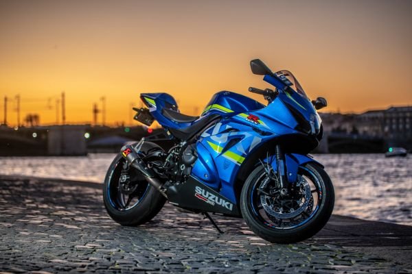 Motos